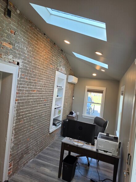 More Photos Of 104 E Pine St, Georgetown Office Residential For Lease