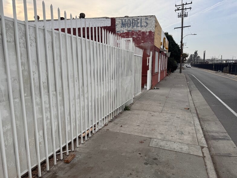 More Photos Of 5916 Lillian St, Los Angeles Industrial For Lease