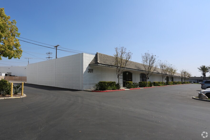 More Photos Of 301 W Dyer Rd, Santa Ana Manufacturing For Sale