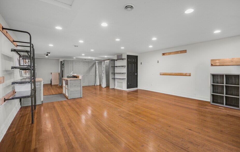 More Photos Of 200 Broadway St, Jordan Storefront Retail Residential For Lease