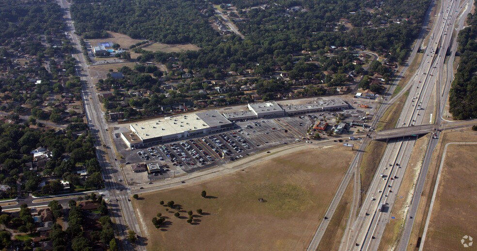 More Photos Of 2550 W Red Bird Ln, Dallas Unknown For Lease