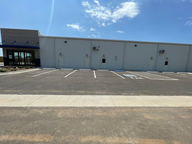 More Photos Of 325 Greenhouse Rd, Centerton Flex For Lease