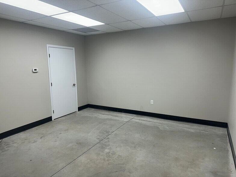 More Photos Of 711-713 Cunningham Dr, Sioux City Warehouse For Lease