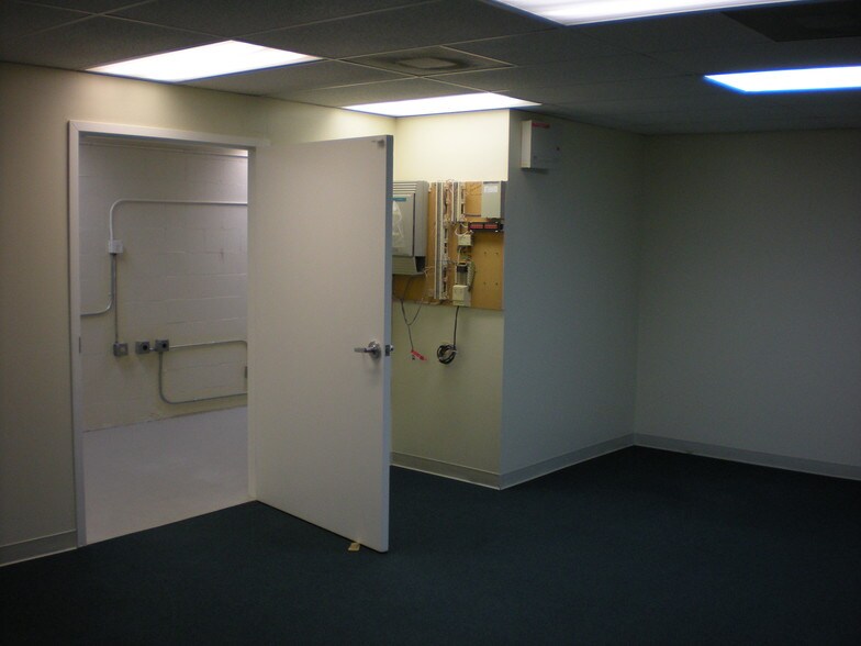 More Photos Of 6808-6832 Hanging Moss Rd, Orlando Showroom For Lease