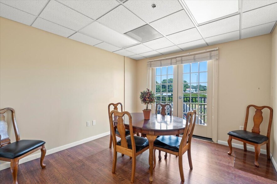 More Photos Of 10 Harris Ct, Monterey Medical For Sale