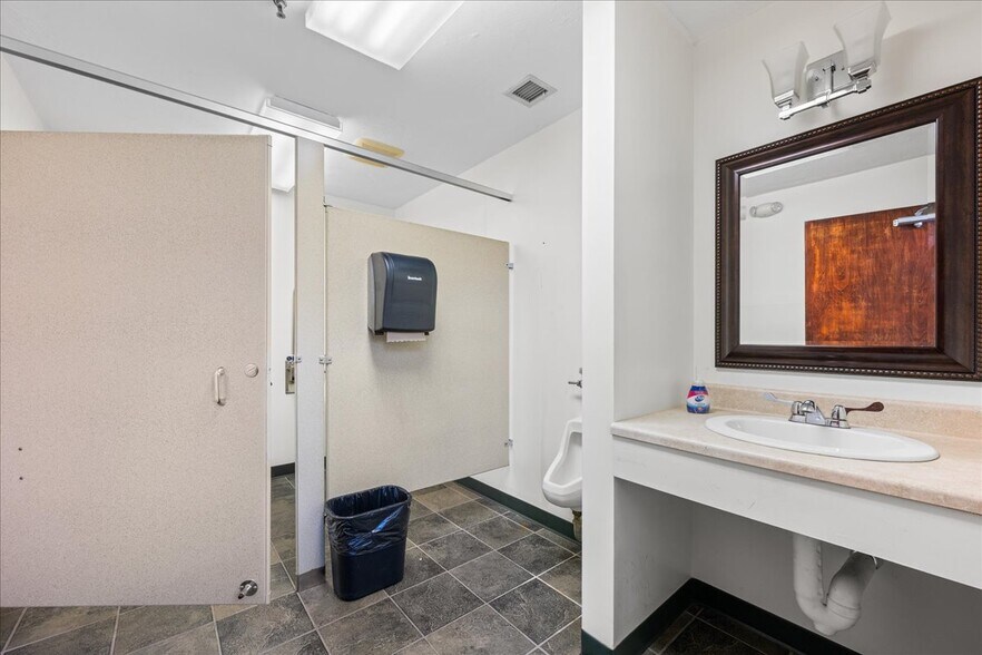 More Photos Of 10 Railroad Pl, Norwich Flex For Lease