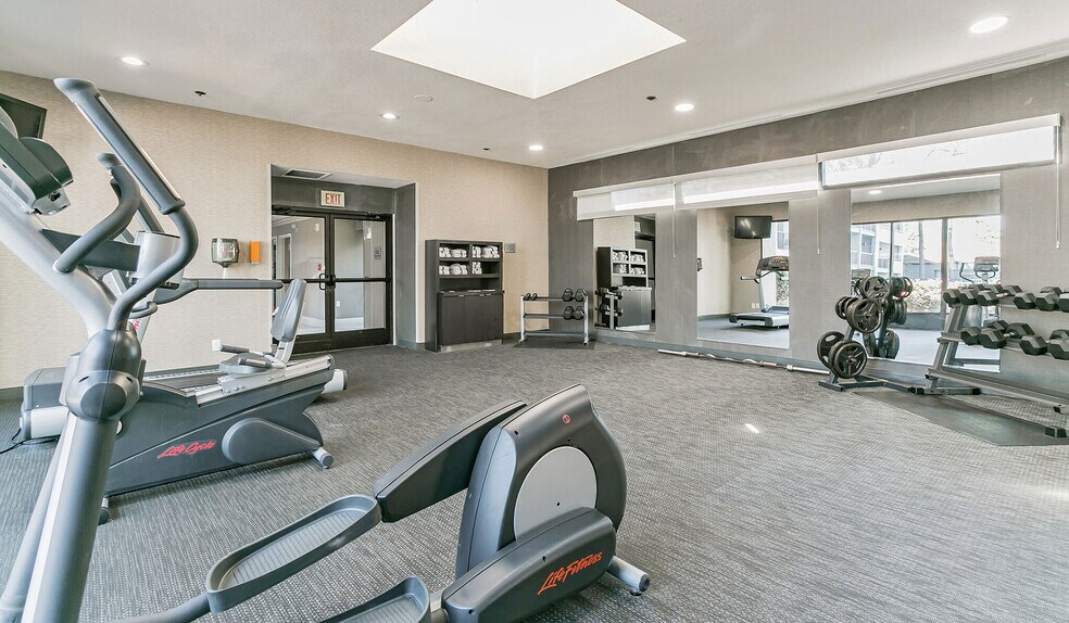 More Photos Of 1917 Coliseum Dr, Hampton Hotel For Sale