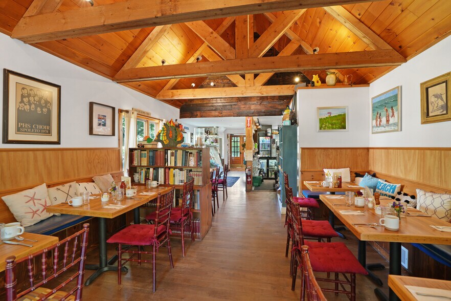 More Photos Of 218 Upper Main St, Edgartown Flex For Sale