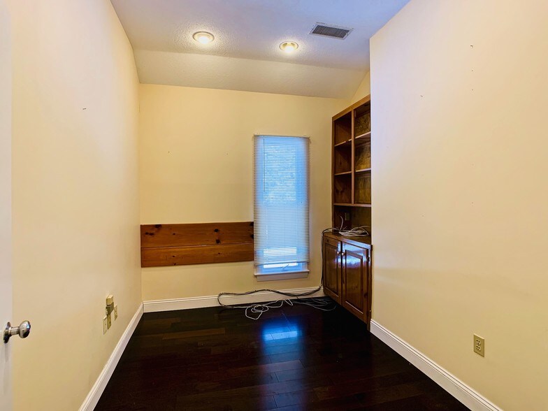 More Photos Of 435 Furnace St, Marshfield Medical For Sale