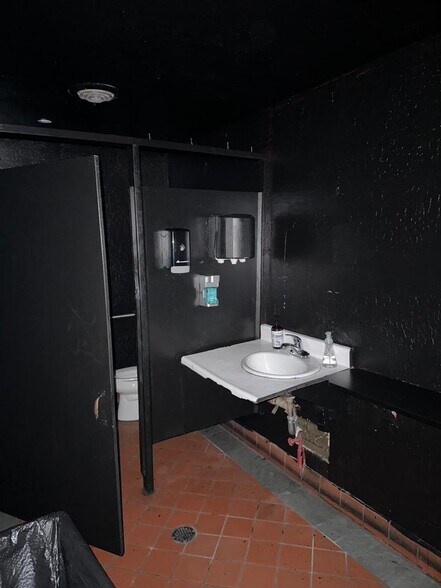 More Photos Of 2140 Market St, San Francisco Bar For Lease
