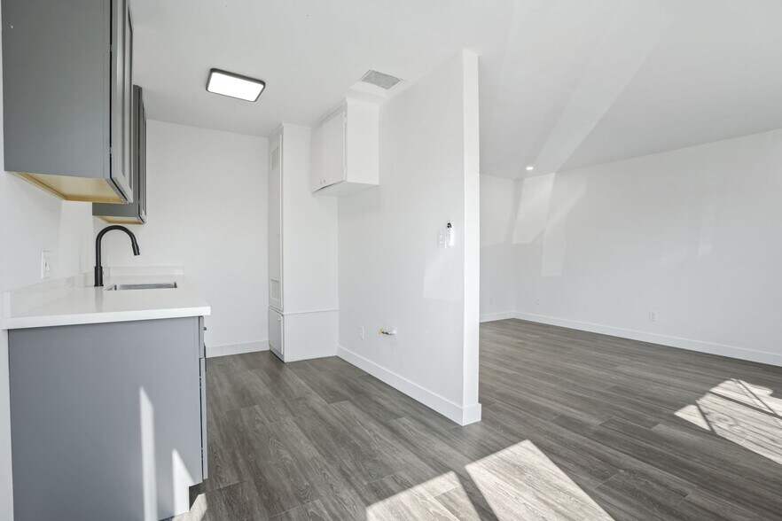More Photos Of 925 W 84th St, Los Angeles Apartments For Sale