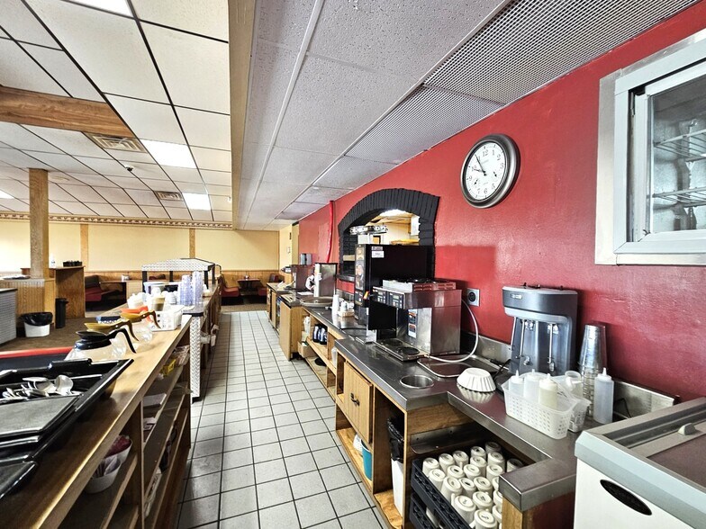 More Photos Of 1902 N Merrill Ave, Glendive Showroom For Sale