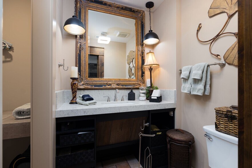 More Photos Of 504 Tivy St, Kerrville Flex For Sale