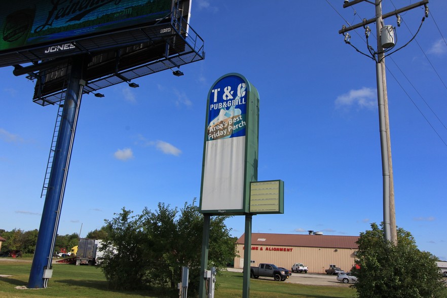 More Photos Of 1358 Mid Valley Dr, De Pere Freestanding For Lease