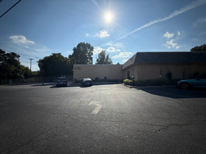 More Photos Of 8700 Monroe Rd, Charlotte Warehouse For Lease