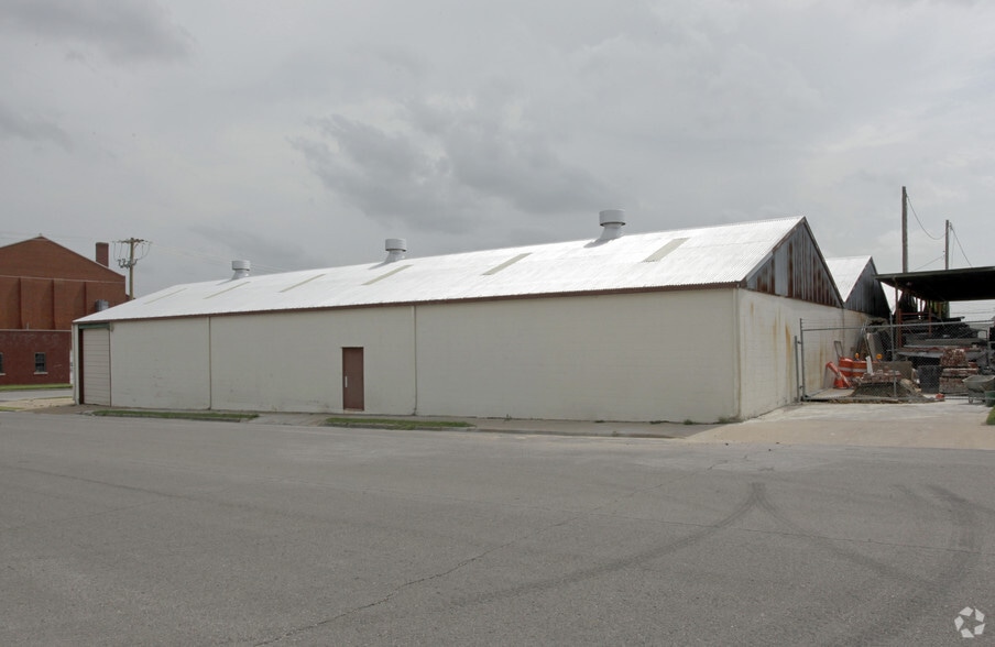 More Photos Of 115 W Cameron St, Tulsa Service For Lease