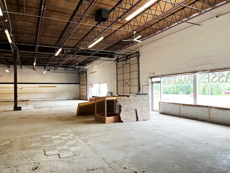 More Photos Of 26W251 St Charles Rd, Carol Stream Service For Lease