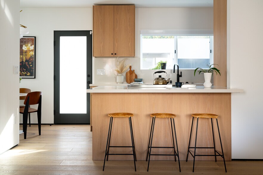 More Photos Of 2016-2022 N Vista del Mar Ave, Los Angeles Apartments For Sale