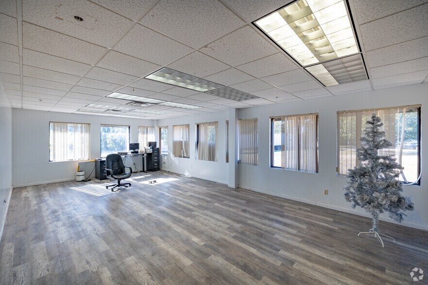 More Photos Of 55 Kennedy Dr, Hauppauge Flex For Lease