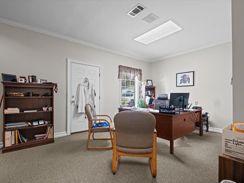 More Photos Of 123 Medical Dr, Palestine Healthcare For Sale