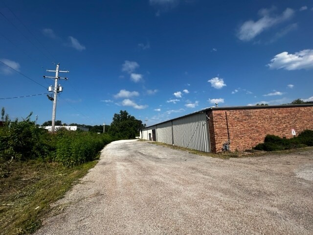 More Photos Of 2221 N 24th St, Quincy Industrial For Lease