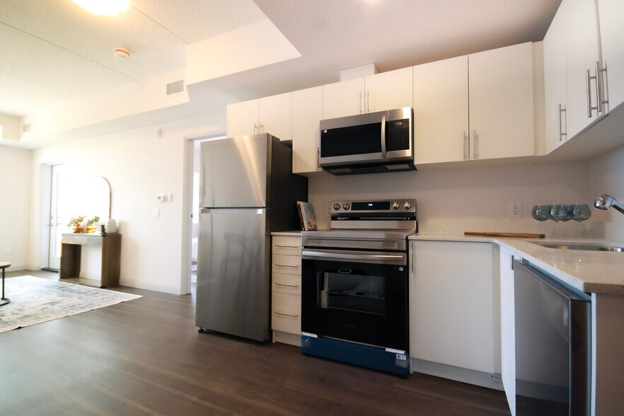 More Photos Of 16 Queen St W, Cambridge Apartments For Lease