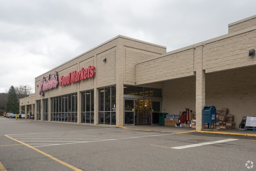 More Photos Of 2-10 Elm Grove Crossing Mall, Wheeling General Retail For Lease