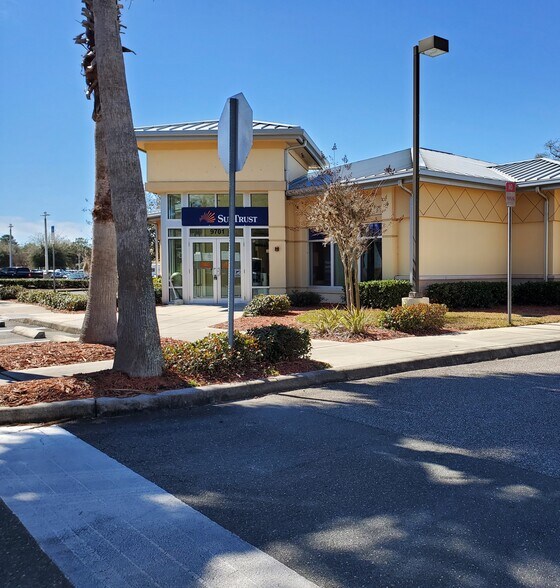 Primary Photo Of 9701 Commercial Way, Weeki Wachee Bank For Lease