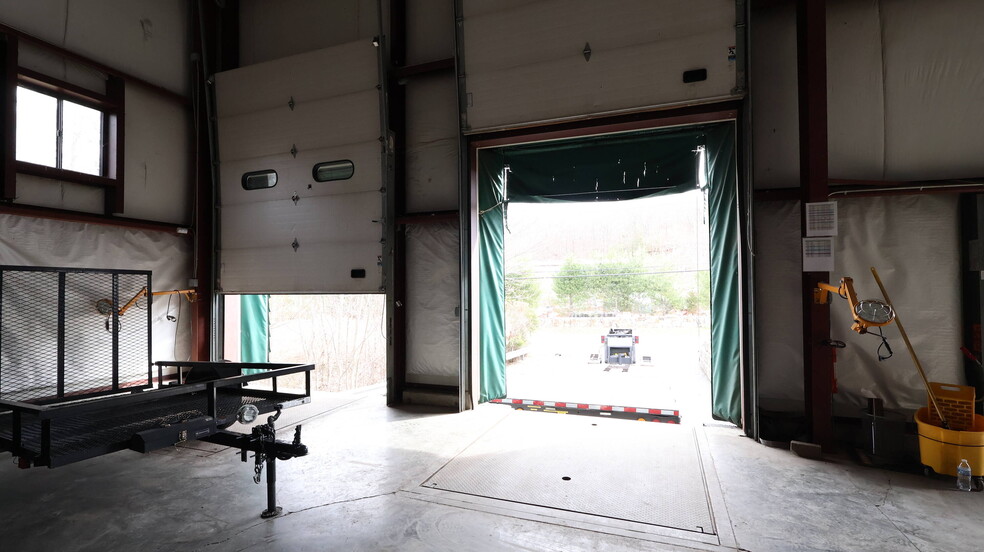 More Photos Of 96 Commerce Dr, Carmel Warehouse For Lease