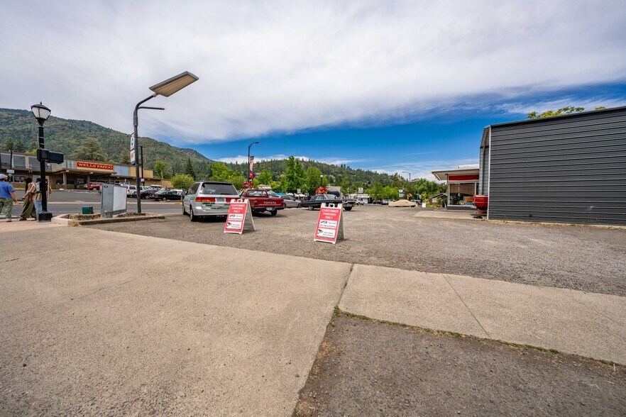 More Photos Of 75 Lithia Way, Ashland Service Station For Sale