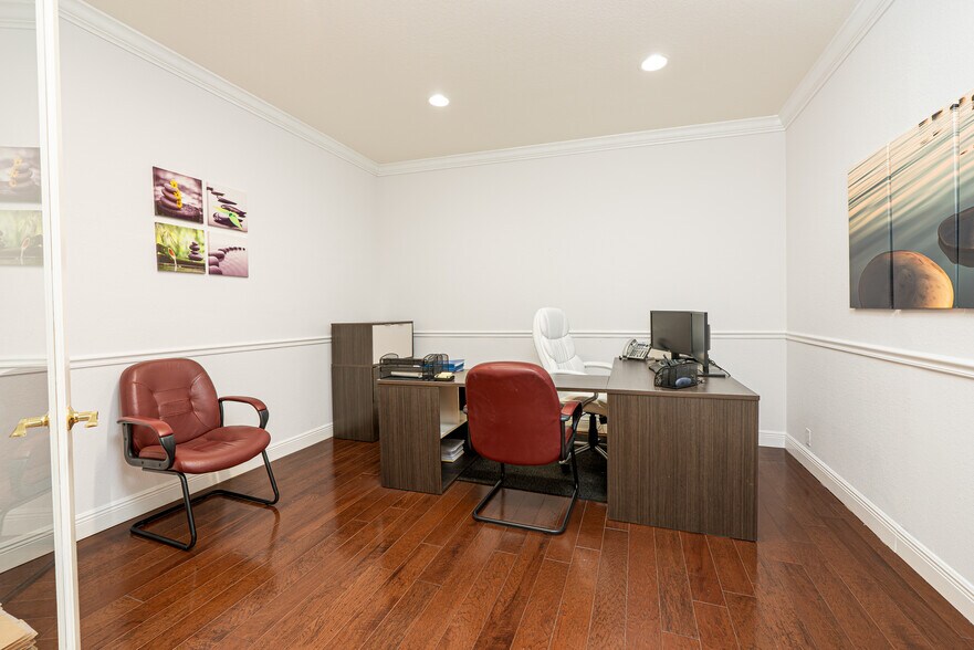 More Photos Of 5405 Taylor Rd, Naples Showroom For Sale