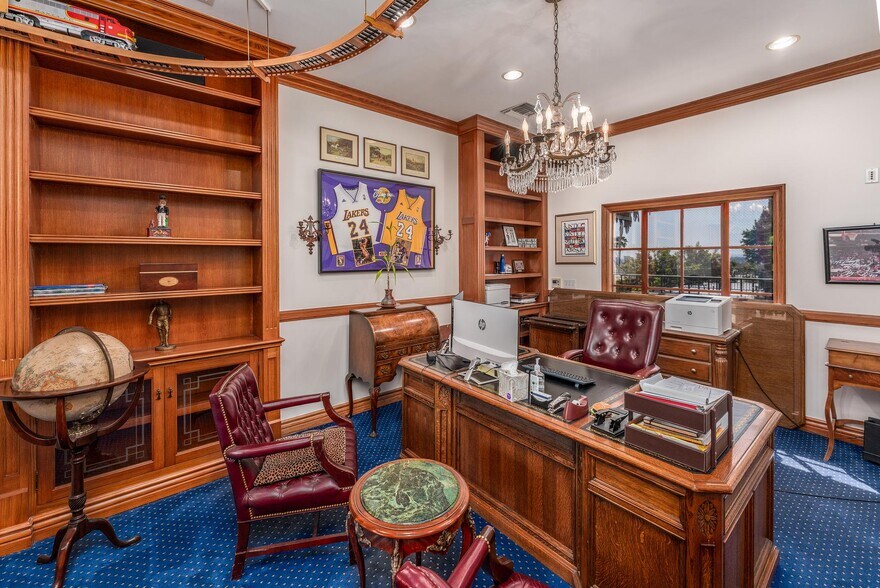 More Photos Of 8752 Holloway Dr, West Hollywood Office For Lease