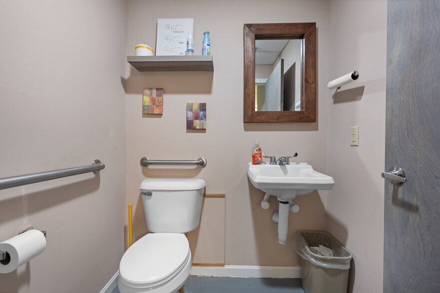 More Photos Of 29 Lafayette Rd, North Hampton Storefront Retail Office For Lease