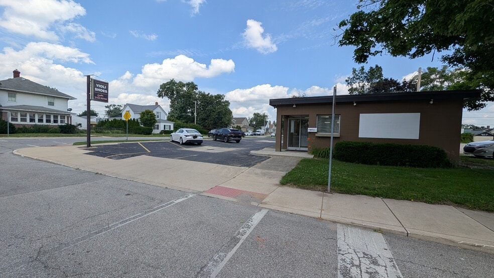Primary Photo Of 922 Division St, Mishawaka Storefront Retail Office For Sale