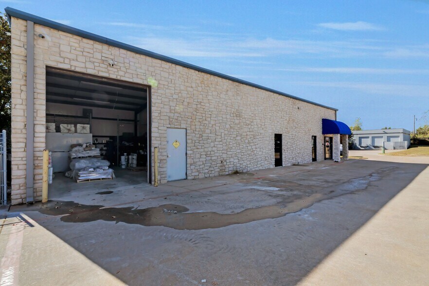 More Photos Of 2317 Michigan Ct, Arlington Flex For Lease