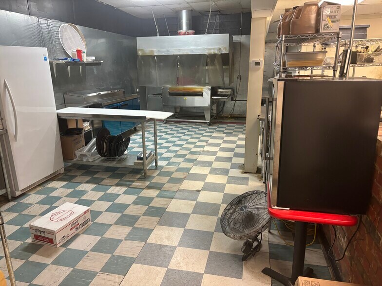 More Photos Of 901 E St, Snyder General Retail For Sale