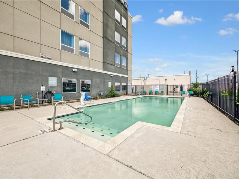 More Photos Of 21119 Interstate 45, Spring Hotel For Sale