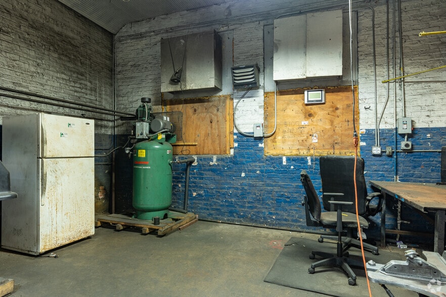 More Photos Of 2206 E 75th St, Chicago Auto Repair For Lease
