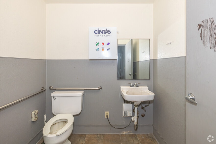 More Photos Of 7307 Roseville Rd, Sacramento Unknown For Lease