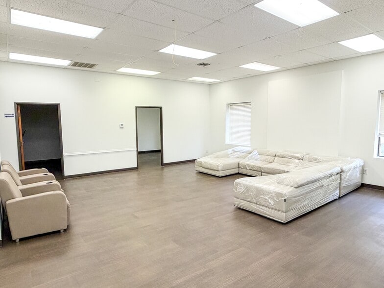 More Photos Of 1449 Forest Ln, Garland Office For Lease