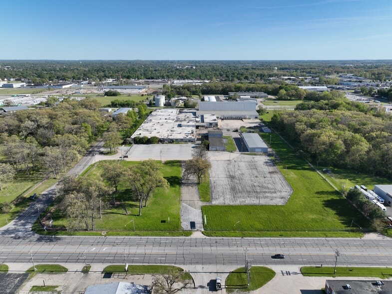 More Photos Of 1255 Oak St, Elkhart Manufacturing For Sale
