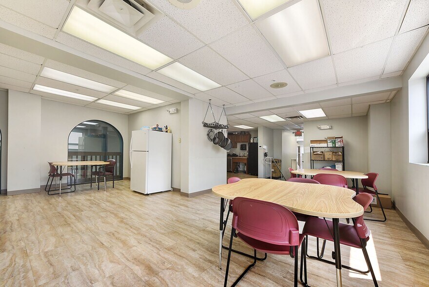 More Photos Of 4749 Baum Blvd, Pittsburgh Showroom For Lease