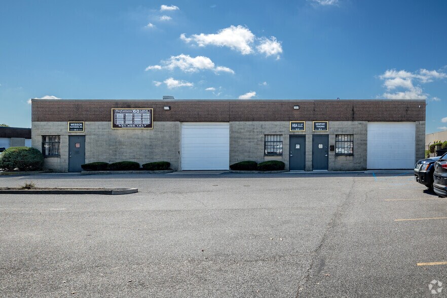 More Photos Of 60 S 2nd St, Deer Park Warehouse For Lease