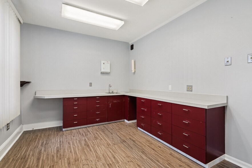 More Photos Of 586 Livingston Ave, North Brunswick Office For Sale