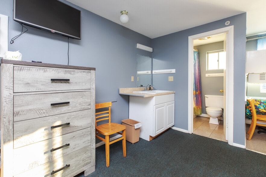 More Photos Of 198 Ashworth Ave, Hampton Hotel For Sale