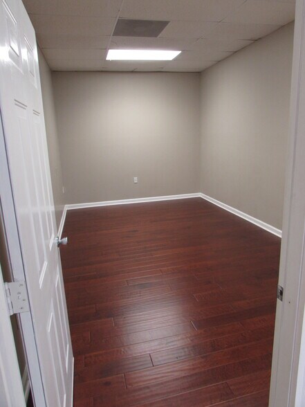 More Photos Of 1002 4th Ave SE, Decatur Office For Lease