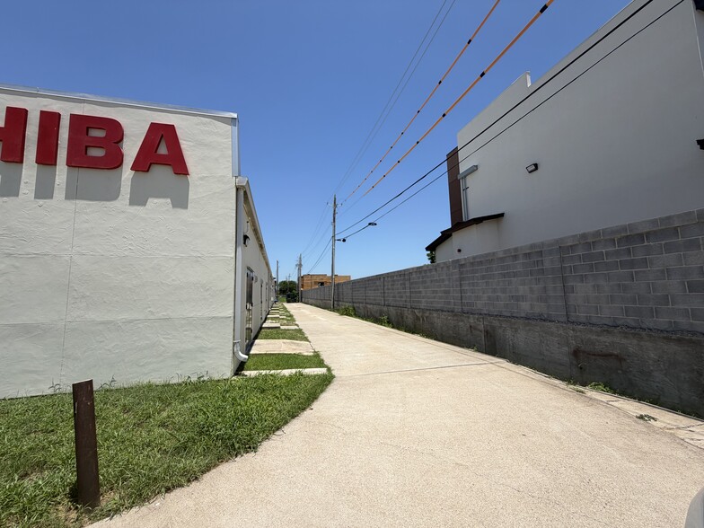 More Photos Of 9803 Sterling Loop, Laredo Storefront Retail Office For Sale