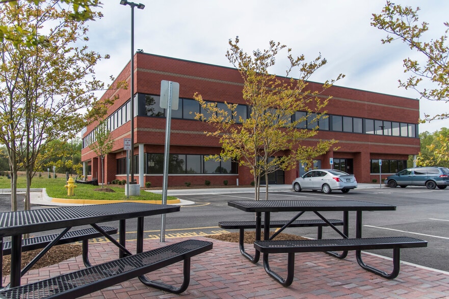 More Photos Of 450 Solomon Dr, Fredericksburg Office For Sale