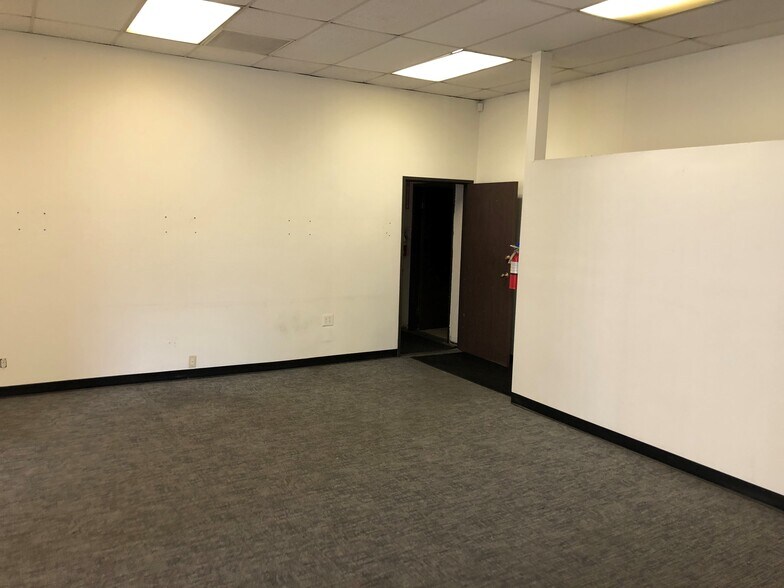 More Photos Of 14101-14105 Pontlavoy Ave, Santa Fe Springs Warehouse For Lease