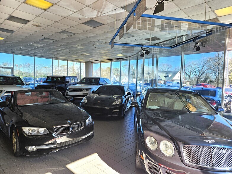 More Photos Of 6276 Memorial Dr, Stone Mountain Auto Dealership For Lease